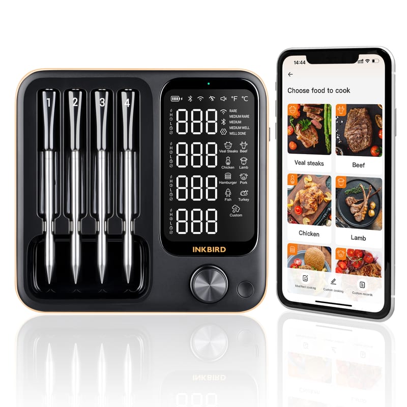 Inkbird INT-14-BW draadloze vleesthermometer met vier genummerde sondes in de houder, naast een telefoon met de Inkbird-app