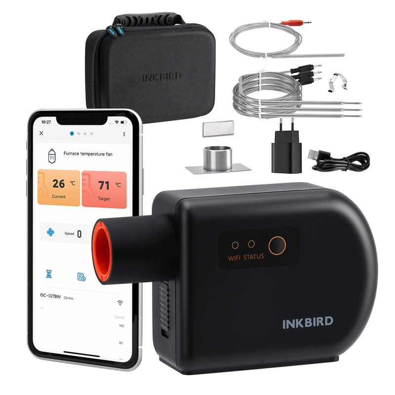 Inkbird ISC-027BW smoker-ventilatorcontroller met meegeleverde sondes, opbergkoffer en adapters, naast een telefoon met de Inkbird-app